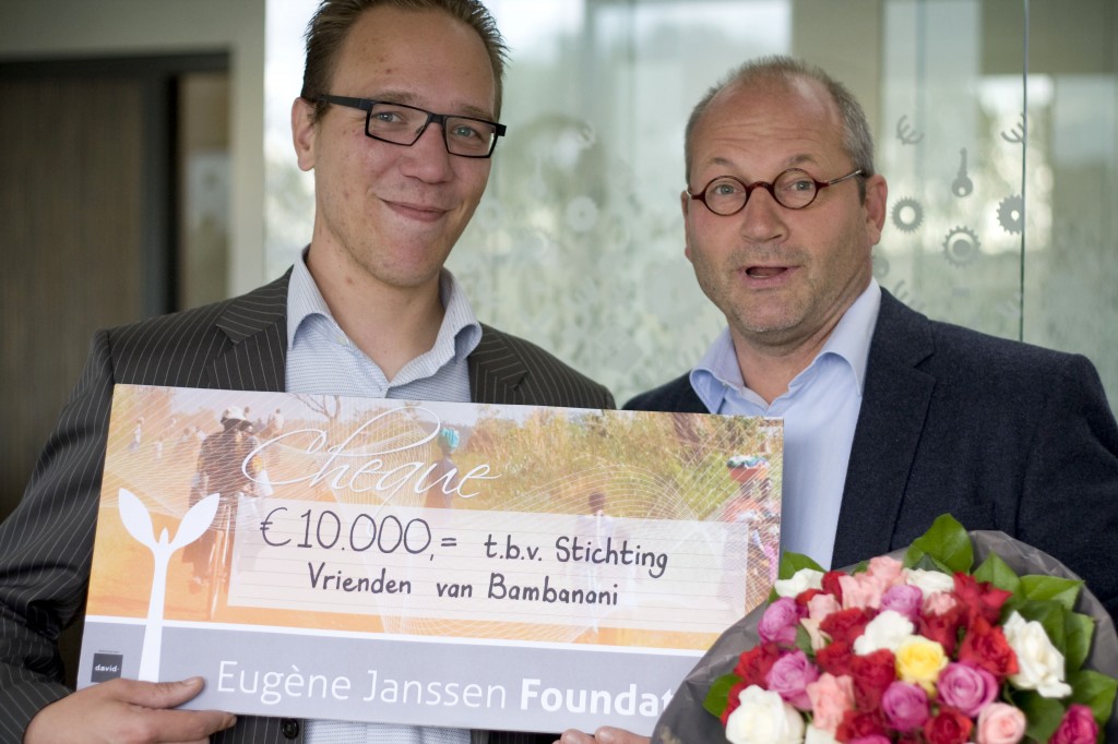 Cheque ter waarde van €10.000,– van de Eugène Janssen Foundation voor Vrienden van Bambanani
